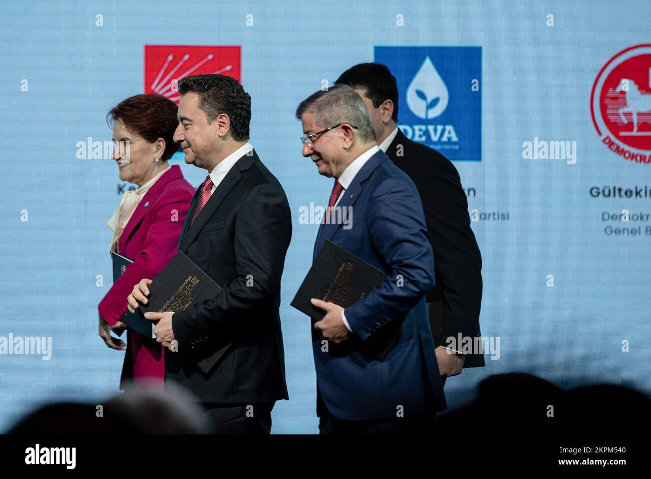 IYI-Parteiführer Meral Aksener (R), Führer der Demokratischen Partei (DP) Gultekin Uysal (2. l), Leiter der Future-Party (Gelecek) Ahmet Davutoglu (R) und Leiter der Demokratischen Partei und Fortschritt (DEVA) Ali Babacan (M) nehmen an der Einführungssitzung des Vorschlags zur Verfassungsänderung des gestärkten Parlamentssystems Teil. Vorsitzender der Republikanischen Volkspartei (CHP) Kemal K?l?codaro?lu, VORSITZENDER DER IYI-Partei Meral AK?ener, Vorsitzender der Felicity-Partei (SP) Temel Karamollao?lu, Vorsitzender der Demokratischen Partei Gültekin Uysal, Vorsitzender der Future-Partei (GP) Ahmet Davuto?lu und Vorsitzender der Demokratie- und Fortschrittspartei (DEVA) Stockfoto