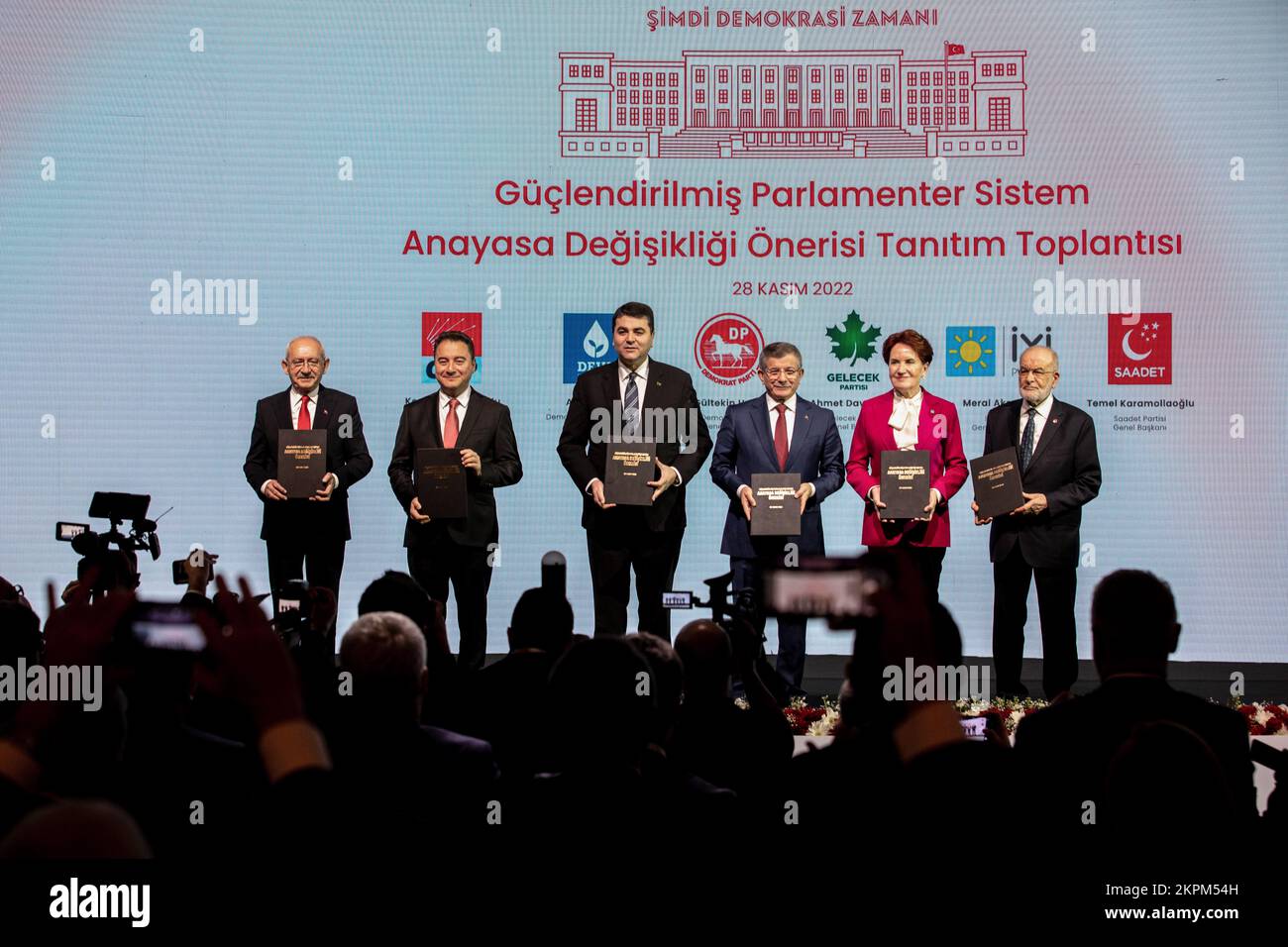 Führer der Republikanischen Volkspartei (CHP) Kemal Kilicdaroglu (L), FÜHRER DER IYI-Partei Meral Aksener (2. R), Führer der Felicity-Partei (Saadet) Temel Karamollaoglu (R), Führer der Demokratischen Partei (DP) Gultekin Uysal (3. L), Leiter der Futpartei (Gelecek) Ahmet Davutoglu (3. R), Ali Babacan (2. l), Parteiführer der Demokratischen Partei und des Fortschritts, nimmt an der Einführungstagung zum Vorschlag zur Verfassungsänderung des gestärkten Parlamentssystems Teil. Vorsitzender der Republikanischen Volkspartei (CHP) Kemal K?l?codaro?lu, VORSITZENDER DER IYI-Partei Meral AK?ener, Vorsitzender der Felicity-Partei (SP) Temel Karamollao Stockfoto