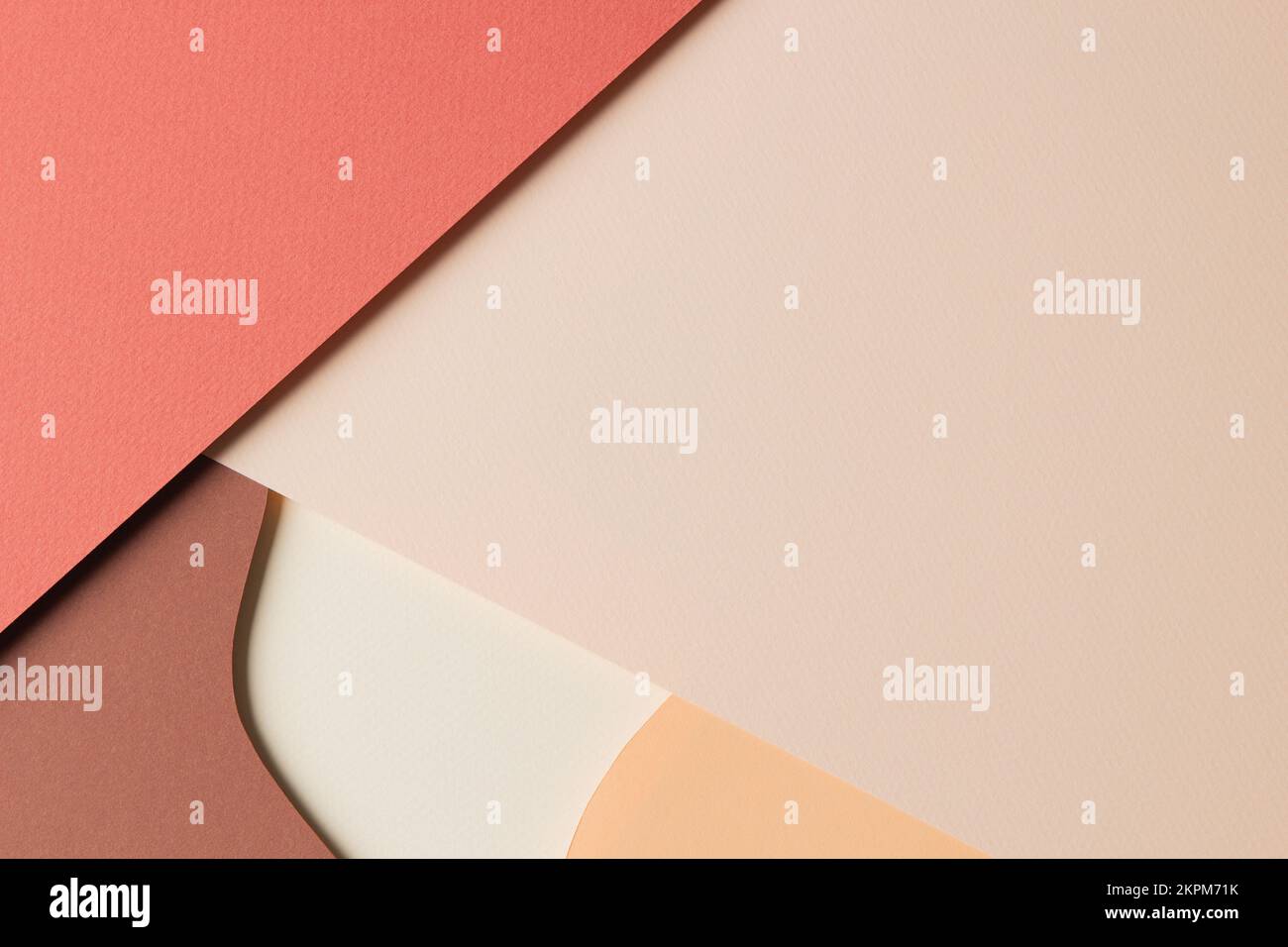Abstrakt farbigen Papier Textur Hintergrund. Minimalistischer Papierschnitt mit Schichten von geometrischen Formen und Linien in Beige- und Brauntönen Stockfoto