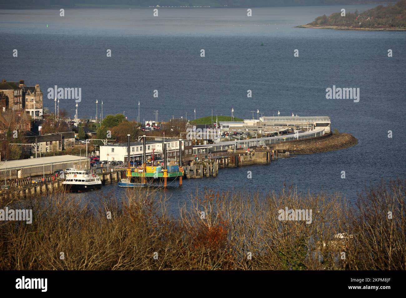 Gourock, Inverclyde, Schottland, Großbritannien. Blick von der High School Clydeview auf die Stadt Gourock. In der Ferne ist Kilcreggan zu sehen. Der Wasserabschnitt vor dem Hotel ist der Eingang zum Fluss Clyde und die Route, die U-Boote nehmen, um Faslane am Gare Loch zu erreichen. West Bay ist links und Gourock Bay rechts. Foto: Gourock Pier und Eisenbahn Stockfoto