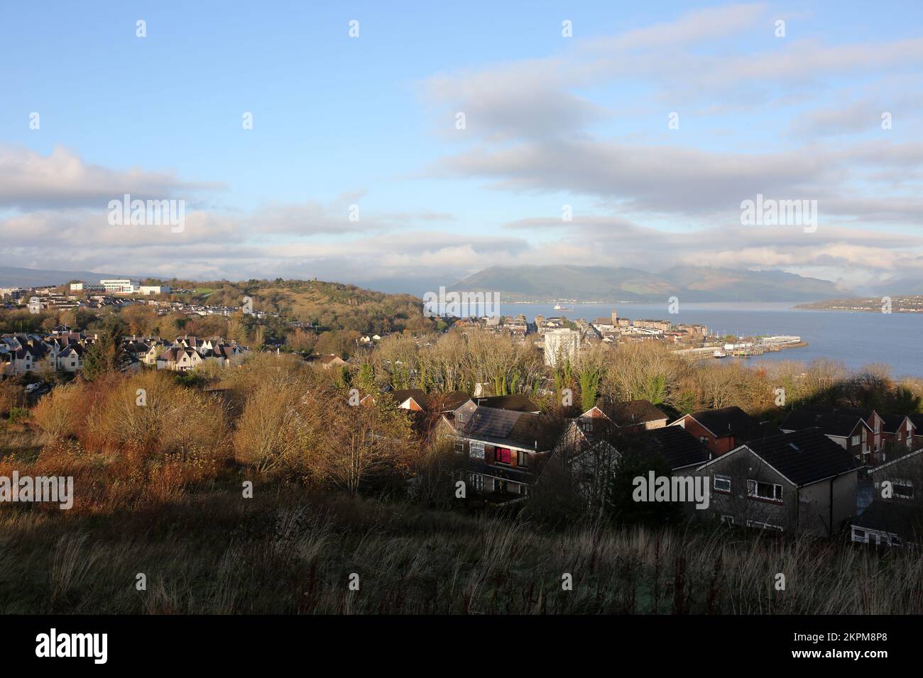 Gourock, Inverclyde, Schottland, Großbritannien. Blick von der High School Clydeview auf die Stadt Gourock. In der Ferne ist Kilcreggan zu sehen. Der Wasserabschnitt vor dem Hotel ist der Eingang zum Fluss Clyde und die Route, die U-Boote nehmen, um Faslane am Gare Loch zu erreichen. West Bay ist links und Gourock Bay rechts. Am Horizont links befindet sich der Tower Hill Park mit der neuen St. Columbas High School Stockfoto