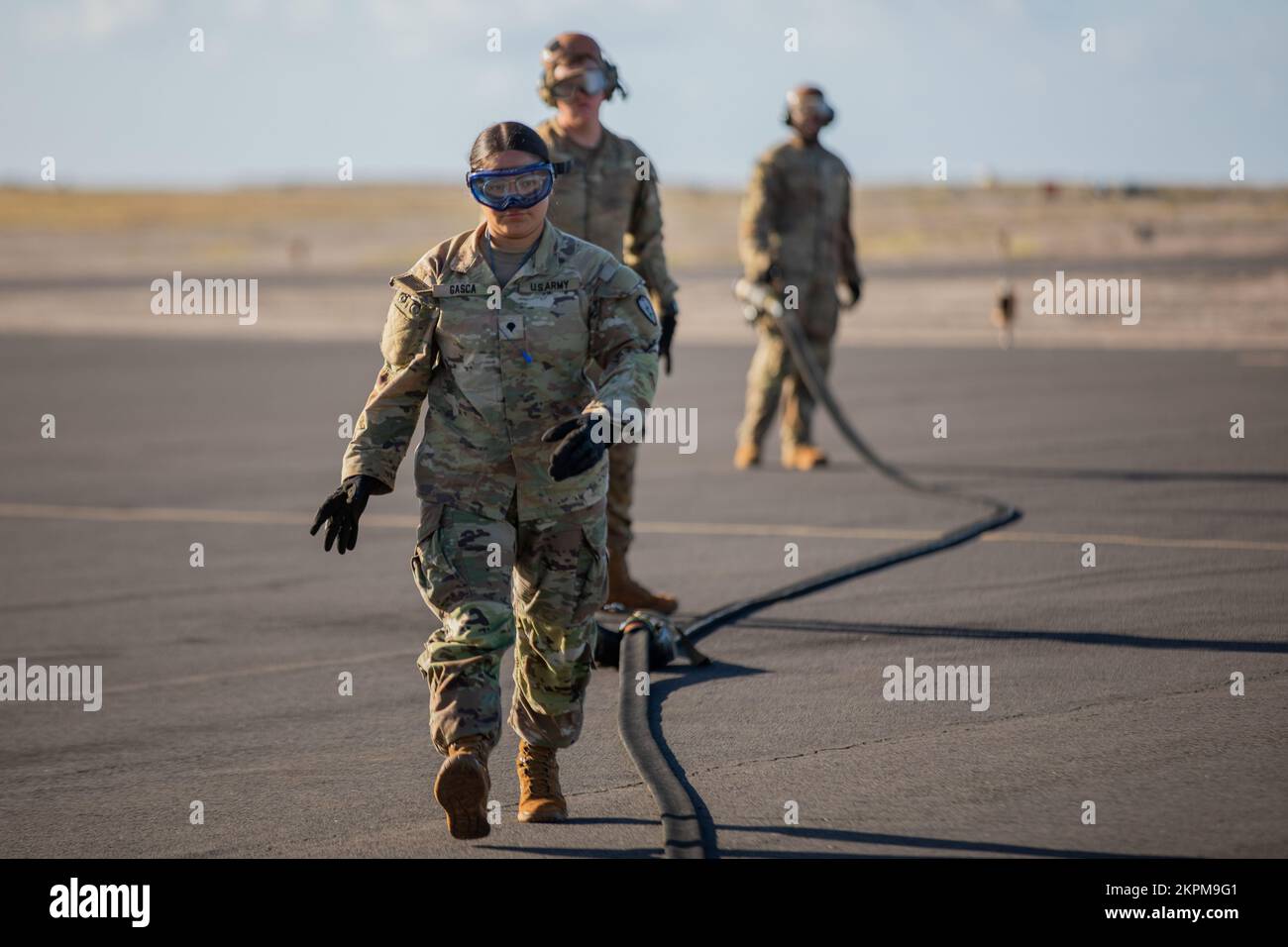 USA Armee-Soldaten der 2-6. Luftkavallerie, 25.. Infanteriedivision (ID), richteten während des Joint Pacific Multinational Readiness Center (JPMRC) am 1. November 2022 in Barking Sands, Kaua'i, Hi., Brennstoffleitungen für AH-64s ein. JPMRC ermöglicht die Probe strategischer Bewegungen und Manöver, die Integration mit Verbündeten und Partnern und demonstriert die einzigartigen Beiträge des 25. ID zur gemeinsamen Truppe. Stockfoto