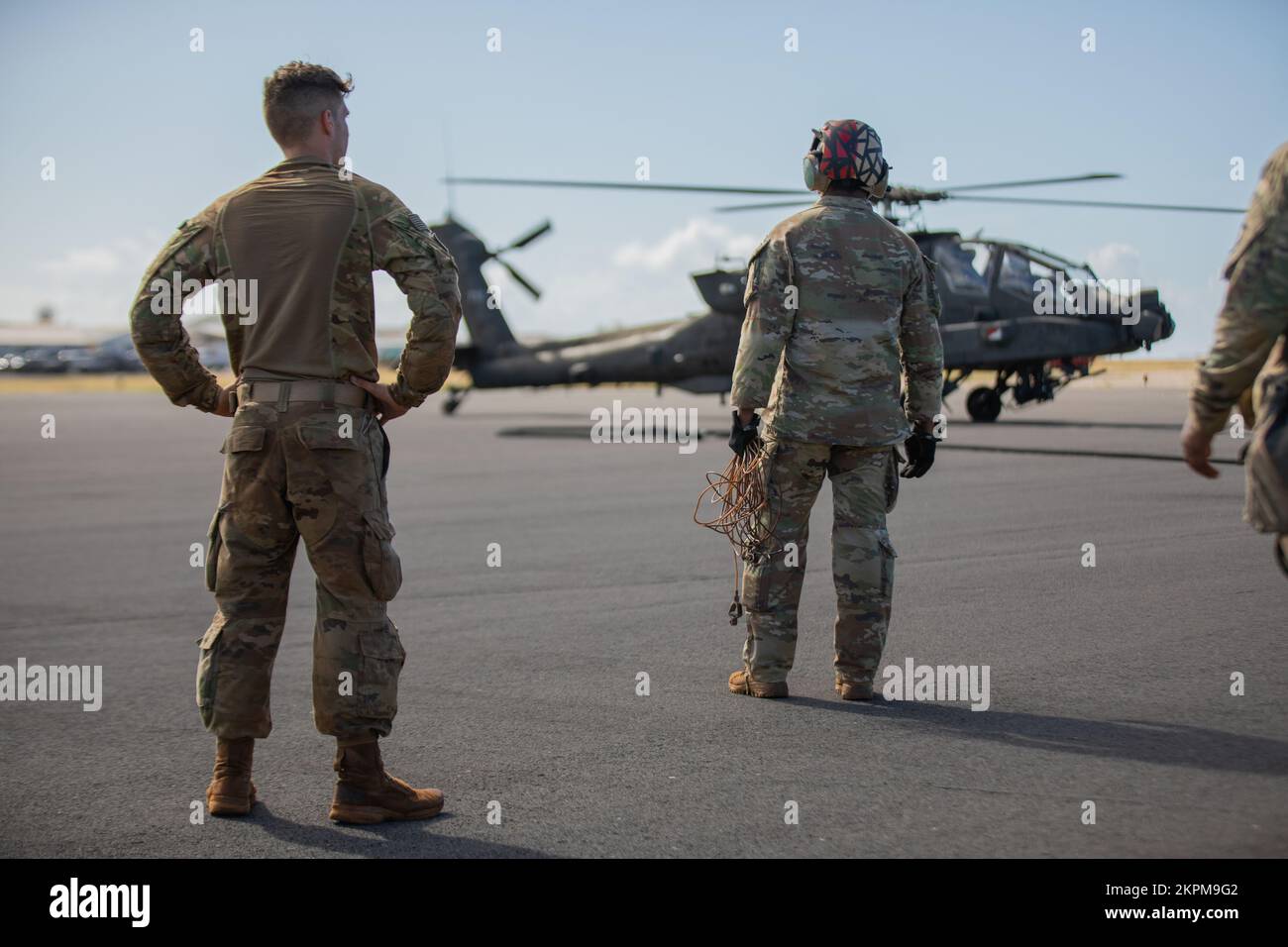 USA Armeesoldaten der 25.. Infanterie-Division halten während einer Mission im Joint Pacific Multinational Readiness Center (JPMRC) in Barking Sands, Kaua'i, Hi., am 1. November 2022 die Leitungen zur Erdung des von den Hubschraubern erzeugten Stroms. Die Soldaten testeten die Betankung auf einem UH-60 Blackhawk, bevor sie den AH-64s während des JPMRC für maximale Effizienz betankten. Stockfoto