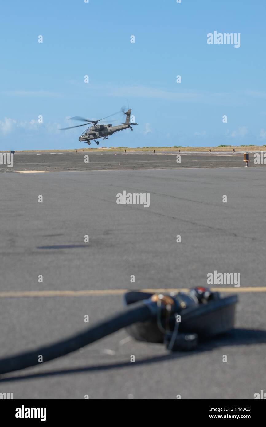 Eine AH-64 aus der 25.. Infanterieabteilung (ID) startet, nachdem sie am 1. November 2022 im Joint Pacific Multinational Readiness Center (JPMRC) in Barking Sands, Kaua'i, Hi., betankt wurde. JPMRC ermöglicht die Probe strategischer Bewegungen und Manöver, die Integration mit Verbündeten und Partnern und demonstriert die einzigartigen Beiträge des 25. ID zur gemeinsamen Truppe. Stockfoto