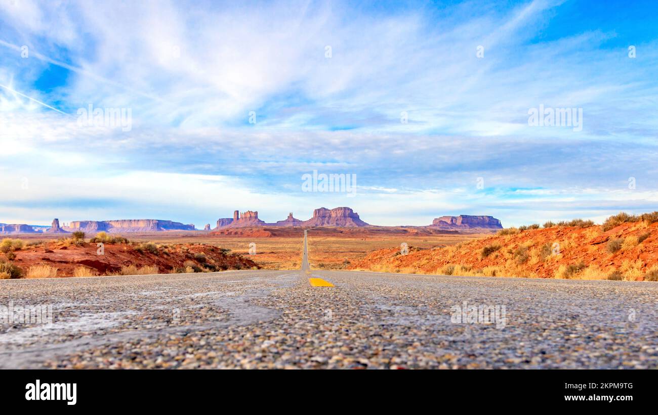 Panoramablick auf das Monument Valley aus der Bodenperspektive Tagsüber im Februar 2015 Stockfoto