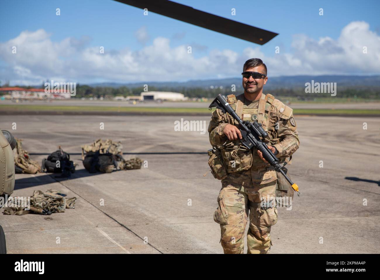 EIN US-AMERIKANISCHER Soldat der Armee aus der 2-6. Luftkavallerie, 25.. Infanteriedivision (ID), lächelt nach seiner Tagesmission, AH-64s zu betanken, während des Joint Pacific Multinational Readiness Center (JPMRC) in der Schönefeld-Kaserne, Hi., 1. November 2022. JPMRC ermöglicht die Probe strategischer Bewegungen und Manöver, die Integration mit Verbündeten und Partnern und demonstriert die einzigartigen Beiträge des 25. ID zur gemeinsamen Truppe. Stockfoto