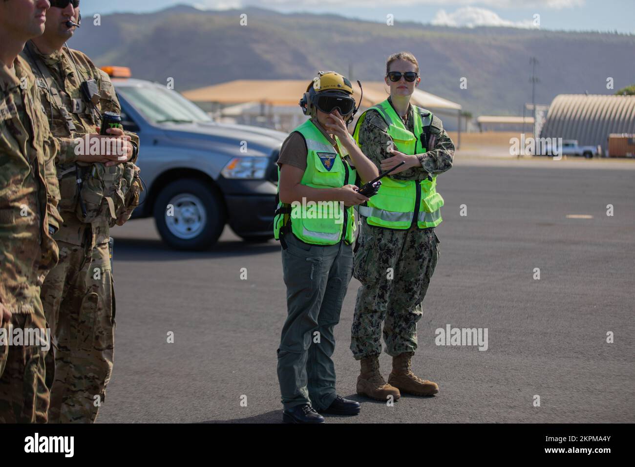 Angestellte der Einrichtungen und Militärangehörige der 25.. Infanterieabteilung (ID) beobachten die Betankung von AH-64s während des Joint Pacific Multinational Readiness Center (JPMRC) in Barking Sands, Kaua’i, Hi., 1. November 2022. JPMRC ermöglicht die Probe strategischer Bewegungen und Manöver, die Integration mit Verbündeten und Partnern und demonstriert die einzigartigen Beiträge des 25. ID zur gemeinsamen Truppe. Stockfoto