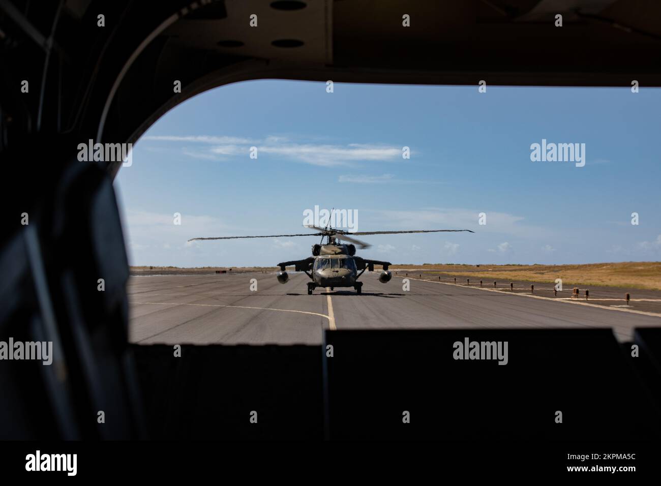 A UH-60 Blackhawk vom 225 Attack Helicopter BTN., 25.. Infanteriedivision (ID), bereitet sich auf den Start vor, nachdem er an einer Mission zum Auftanken von AH-64s während des Joint Pacific Multinational Readiness Center (JPMRC) in Barking Sands, Kaua’i, Hi., am 1. November 2022 teilgenommen hat. JPMRC ermöglicht die Probe strategischer Bewegungen und Manöver, die Integration mit Verbündeten und Partnern und demonstriert die einzigartigen Beiträge des 25. ID zur gemeinsamen Truppe. Stockfoto