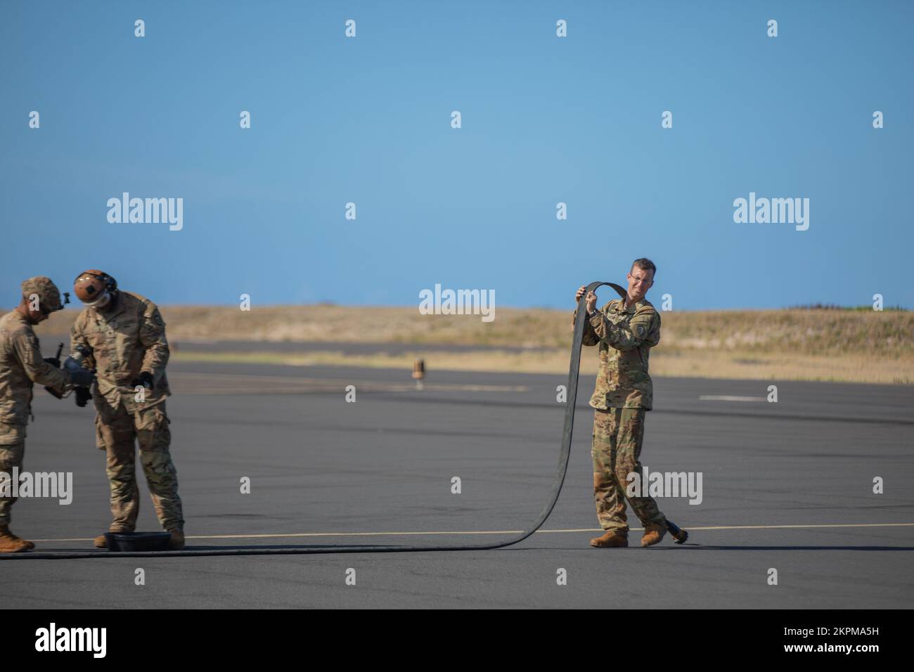 USA Armee-Soldaten des 3-25. General Support Aviation Bataillons (GSAB), 25.. Infanteriedivision, packen Treibstoffleitungen während des Joint Pacific Multinational Readiness Center (JPMRC) in Barking Sands, Kaua’i, Hi., 1. November 2022. Die Soldaten nahmen an einer Mission zum Auftanken von AH-64s während ihrer Übungen mit dem JPMRC Teil. Stockfoto