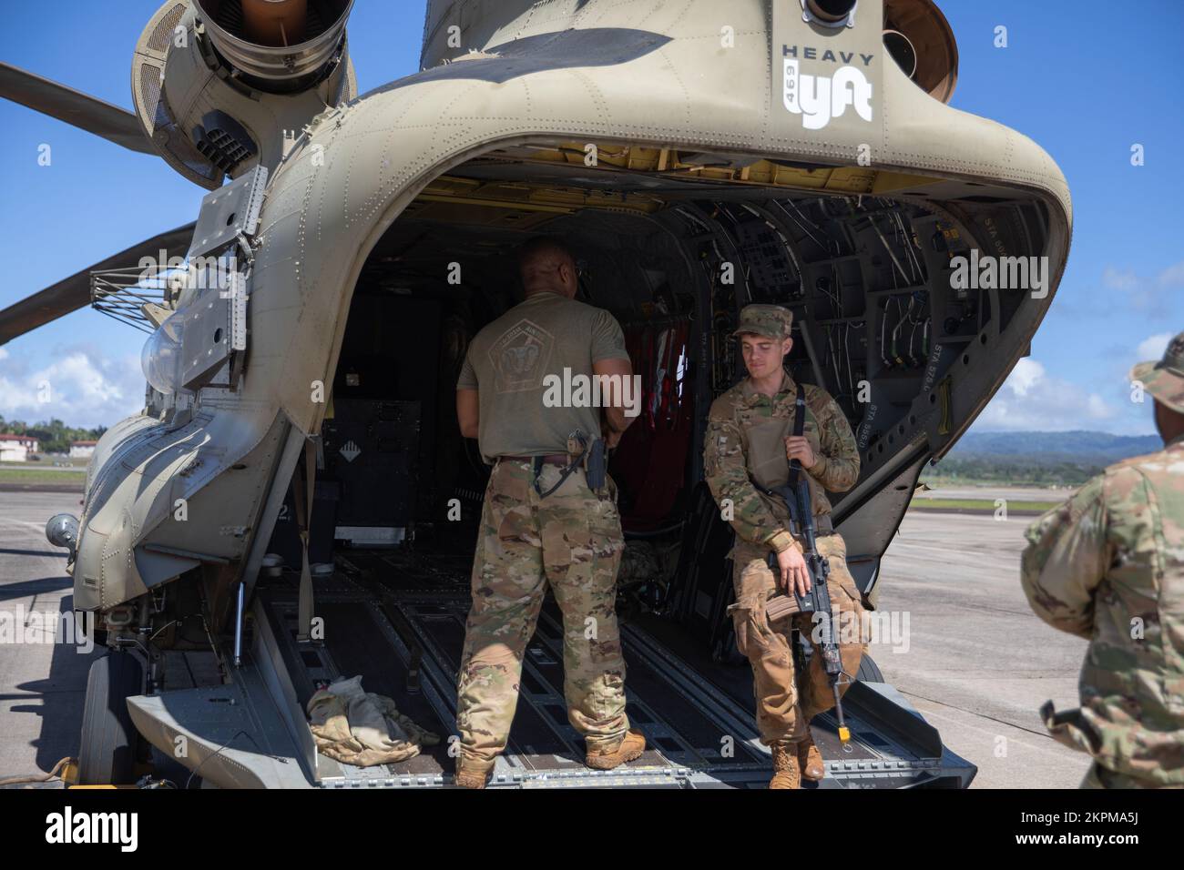 USA Soldaten des 3-25. Generalstabs der Luftstreitkräfte (GSAB), 25.. Infanteriedivision, entladen eine CH-47 nach ihrem Flug während des Joint Pacific Multinational Readiness Center (JPMRC) in den Schöpferbaracken, Hi., 1. November 2022. Die GSAB 3-25 hat den Auftrag, AH-64-Apachen während des Joint Pacific Multinational Readiness Center aufzufüllen. Stockfoto