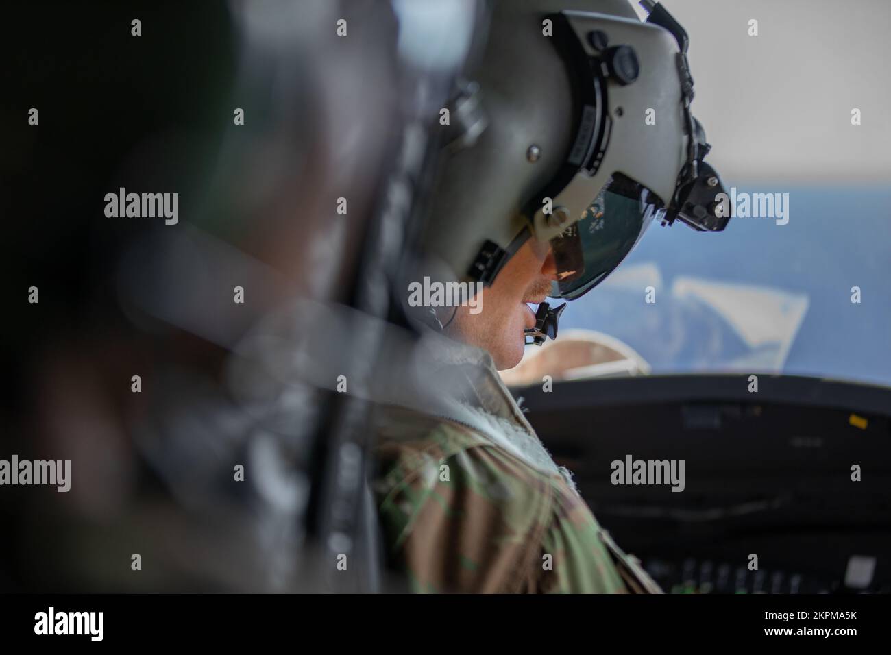 USA Generalstaatsanwalt 2 Dave Plummer vom 3-25. General Support Aviation Bataillon (GSAB), 25.. Infanterieabteilung, kommuniziert mit seiner Crew während des Joint Pacific Multinational Readiness Center (JPMRC) Over the Pacific Ocean, Hi., 1. November 2022. Plummer ist der verantwortliche Pilot der GSAB B Company Hillclibers und arbeitet während JPMRC mit seinem Team zusammen. Stockfoto