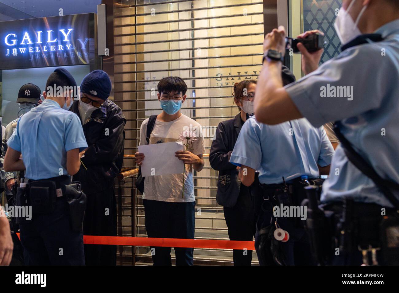 Hongkong. 28.. November 2022. Polizeibeamte befragen die persönlichen Daten der Demonstranten während der Demonstration und zeichnen sie auf. Dutzende versammelten sich in Solidarität mit denen in China, die sich gegen die Null-COVID-Politik der Regierung erhoben. Kurz nachdem er gesungen hatte: "Will keinen Autoritarismus, will keine Monarchie", wurde Wong von einem Angreifer angegriffen und niedergeschlagen. Kredit: SOPA Images Limited/Alamy Live News Stockfoto