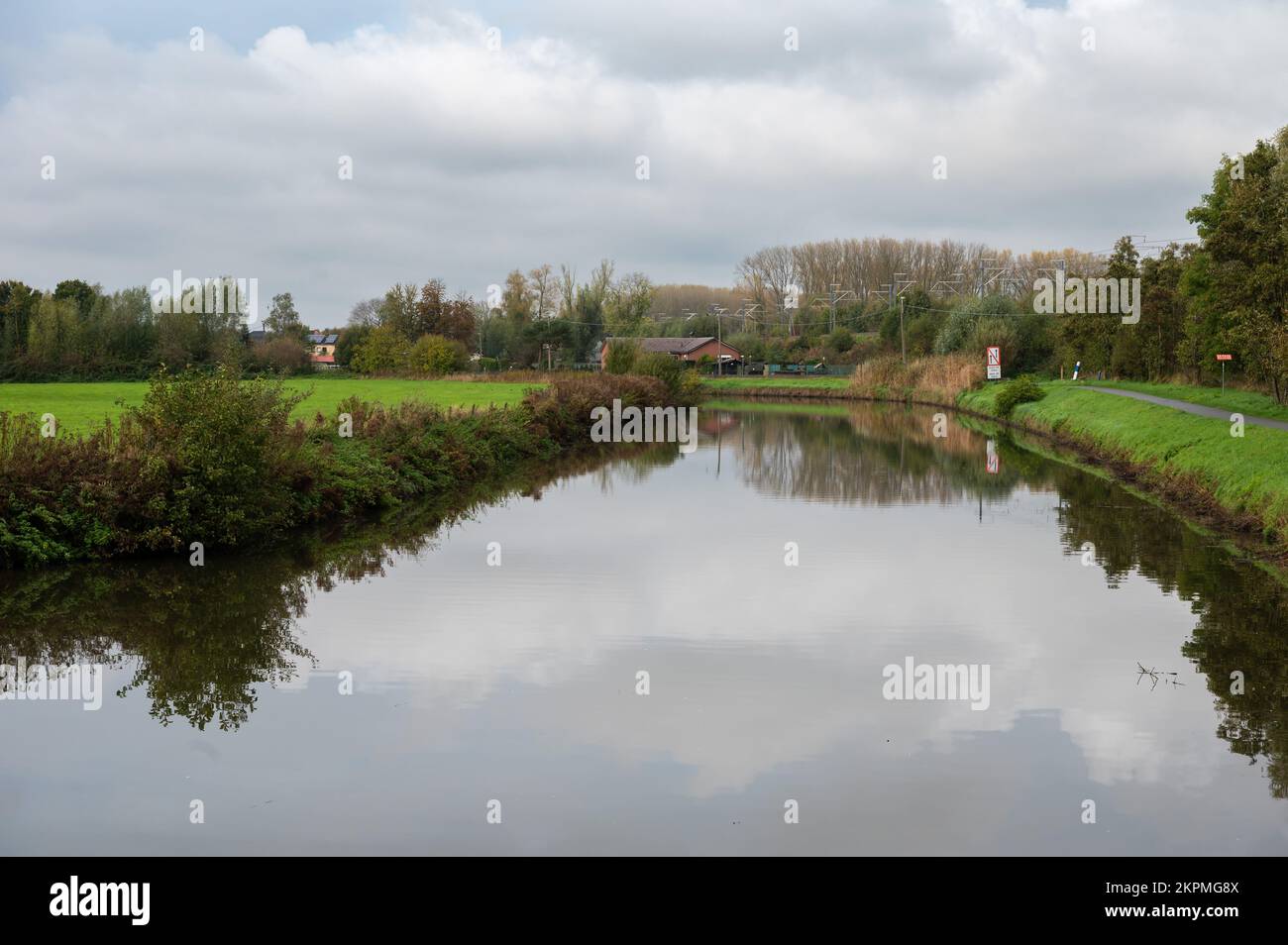 Liedekerke, Ostflämische Region, Belgien, 11 04 2022 - Natur und Industrie spiegeln sich im Fluss Dender wider Stockfoto