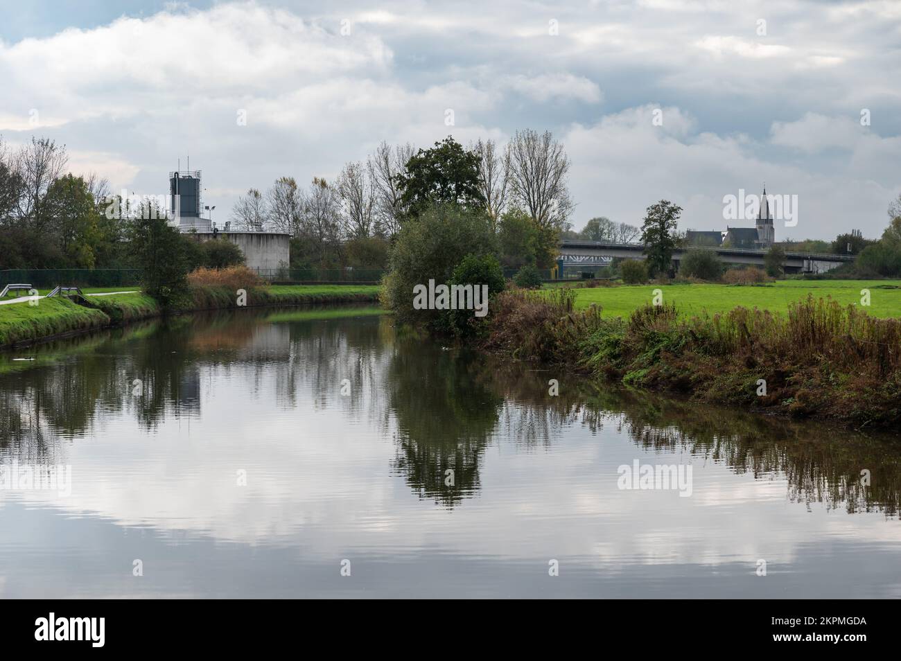 Liedekerke, Ostflämische Region, Belgien, 11 04 2022 - Natur und Industrie spiegeln sich im Fluss Dender wider Stockfoto
