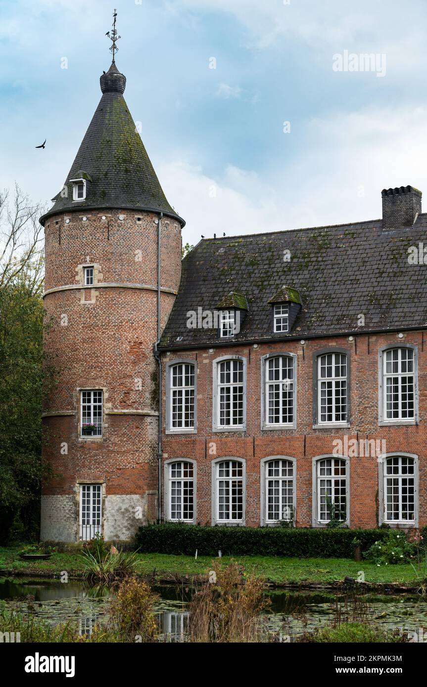 Ternat, Flämische Brabant-Region, Belgien, 11 04 2022 - Turm und Fassade des Steinmauers Schloss Kruikeburg und Teich Stockfoto