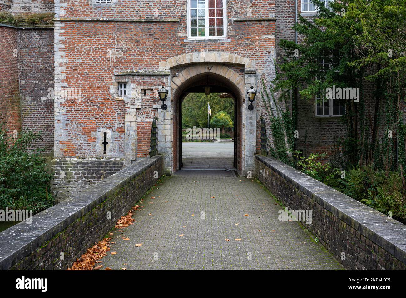 Ternat, Flämische Region Brabant, Belgien, 11 04 2022 - Eingang und Brücke des traditionellen Schlosses Kruikeburg Stockfoto