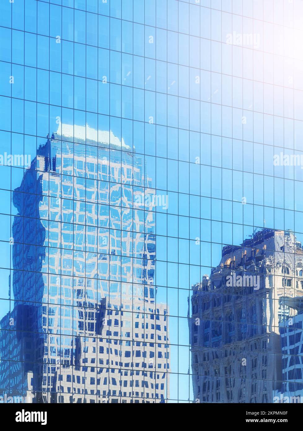 Verzerrte Sicht auf Gebäude, die sich in den Fenstern eines modernen Wolkenkratzers widerspiegelt, abstrakter urbaner Hintergrund, Farbtönung angewendet, New York City, USA. Stockfoto
