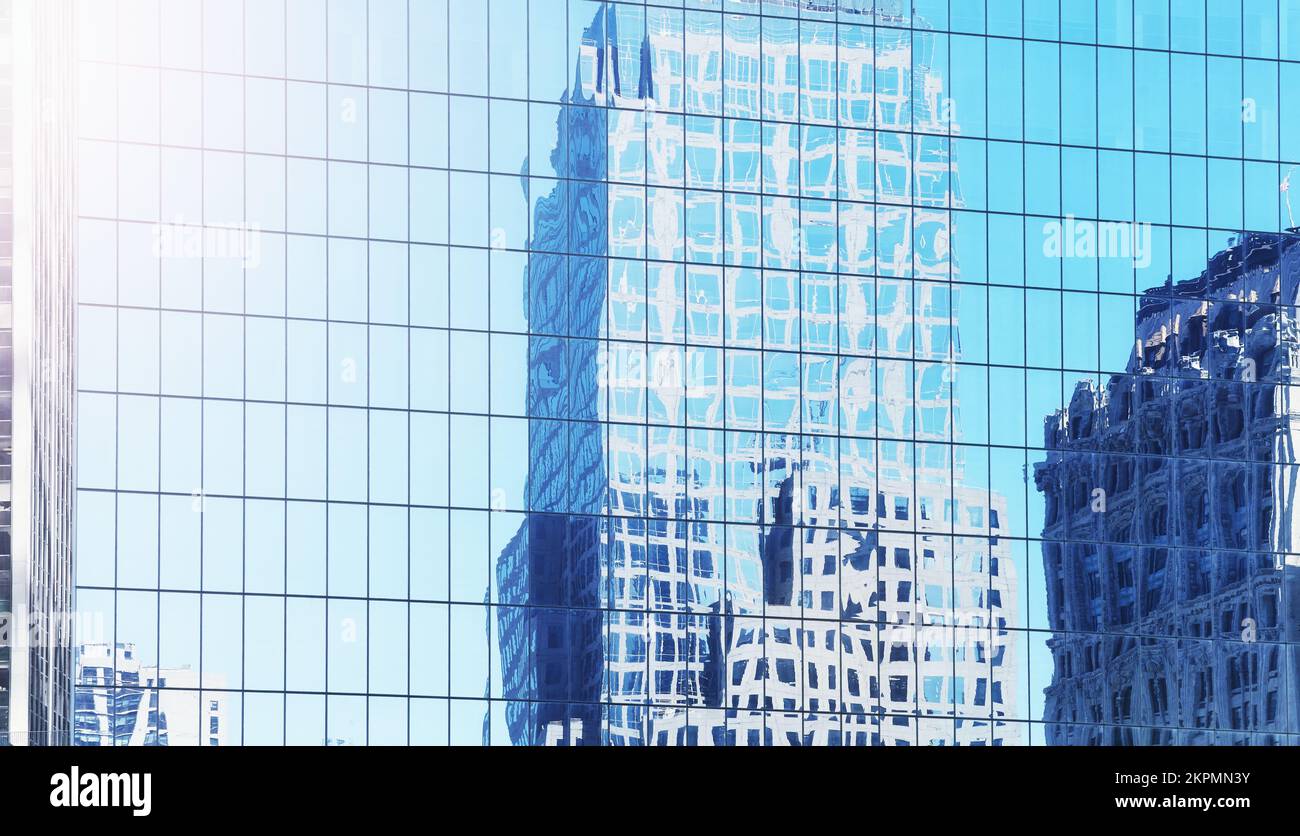 Verzerrte Sicht auf Gebäude, die sich in den Fenstern eines modernen Wolkenkratzers widerspiegelt, abstrakter urbaner Hintergrund, Farbtönung angewendet, New York City, USA. Stockfoto