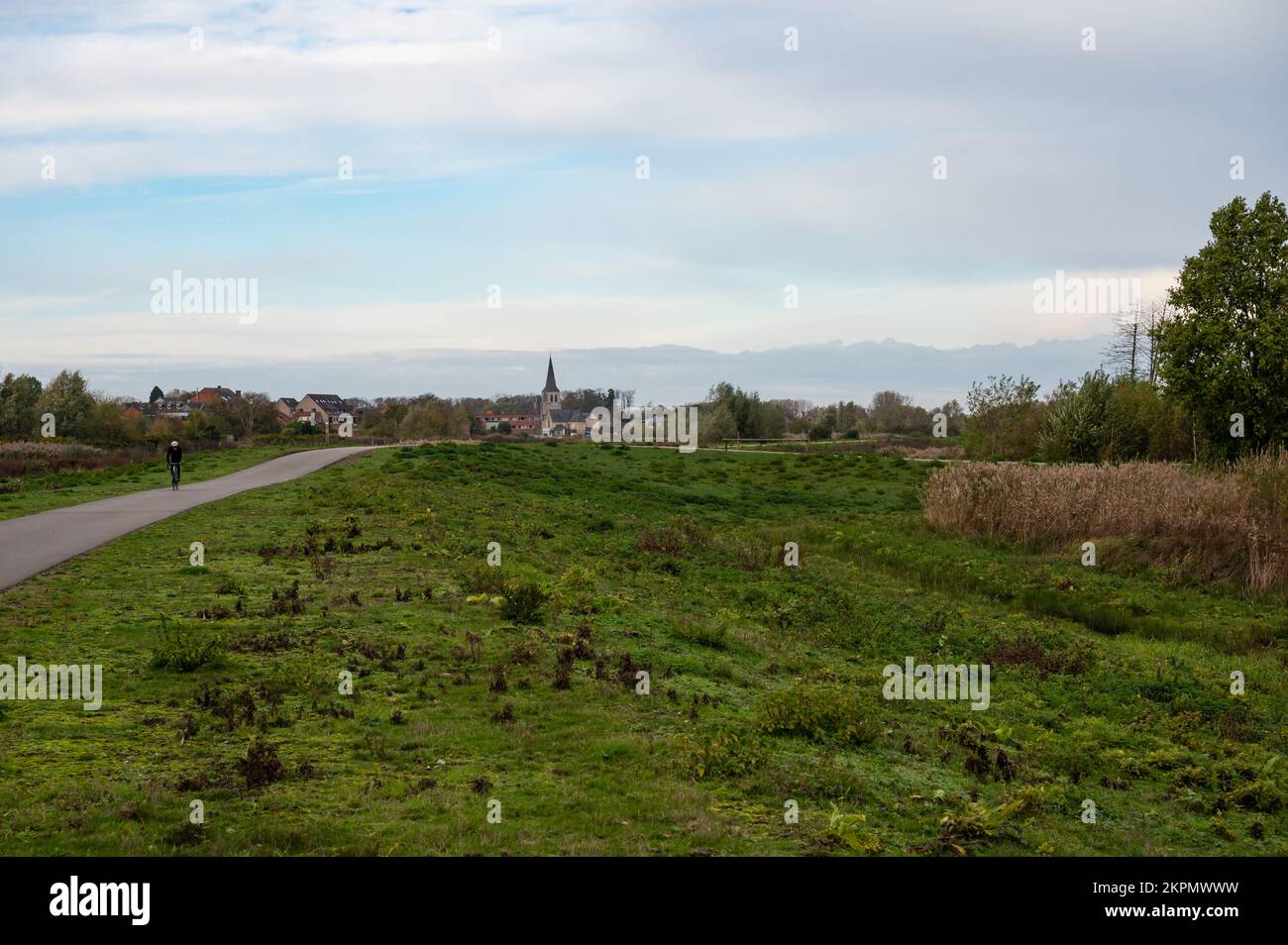 Berlare, Ostflämische Region, Belgien, 11 02 2022 - Radfahrer am Deich der Schelde Stockfoto