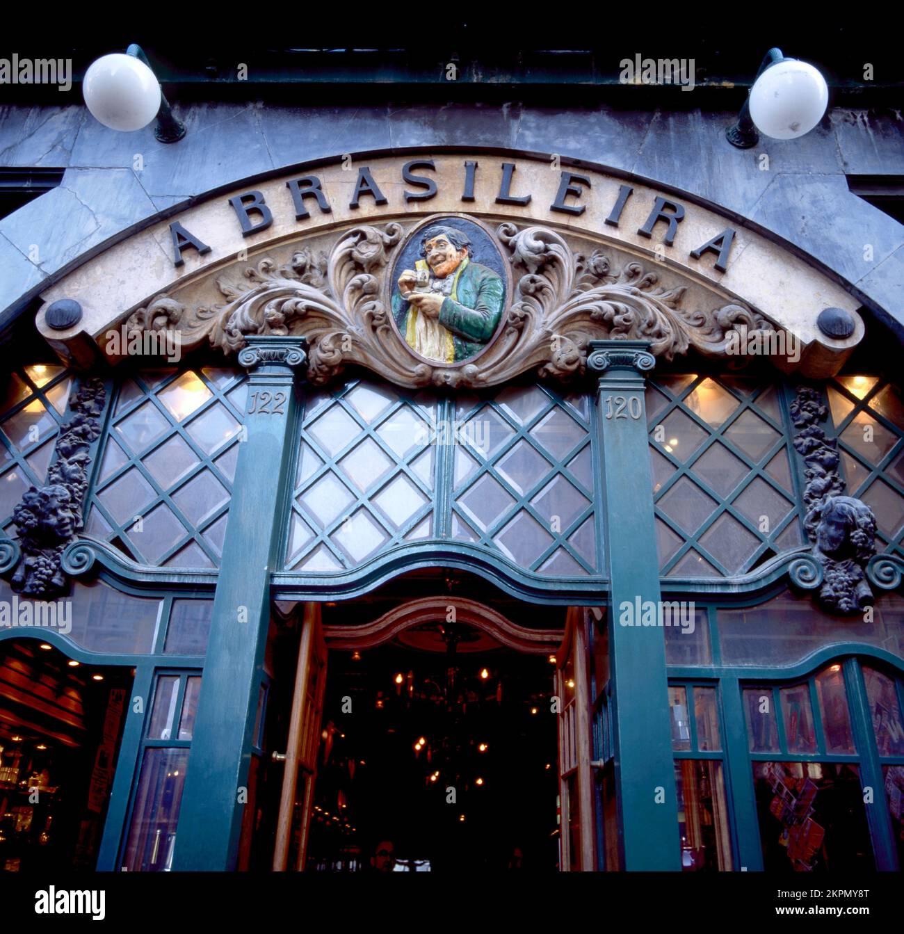 LISSABON, PORTUGAL - 9. APRIL 2022: Café A Brasileira, berühmt in der Altstadt von Lissabon, eröffnet 1905 und war der Treffpunkt für intellektuelle Stockfoto