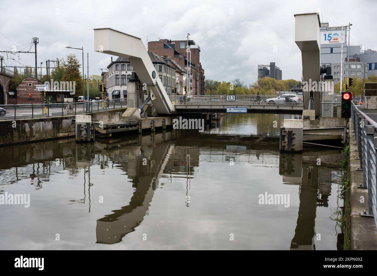 Aalst, Flämisch-Brabant, Belgien - 11 02 2022 - die Saint-Anna-Brücke, die sich im Wasser des Flusses Dender spiegelt Stockfoto