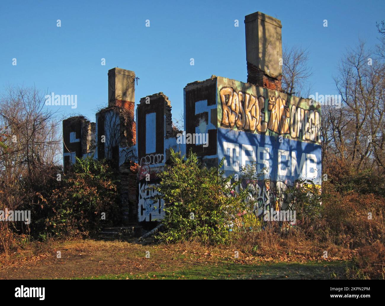 Die mit Graffiti bedeckten Ruinen der Cliffs, ein historisches Herrenhaus im East Fairmount Park in Philadelphia, PA. Stockfoto