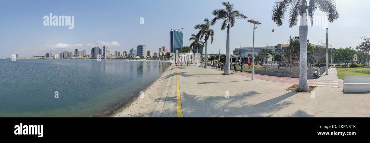 Luanda Angola - 09 17 2022: Panoramablick auf die Luanda Bucht und Luanda marginal, Fußgängerweg mit tropischen Palmen, Downtown Lifestyle, Taxi Stockfoto