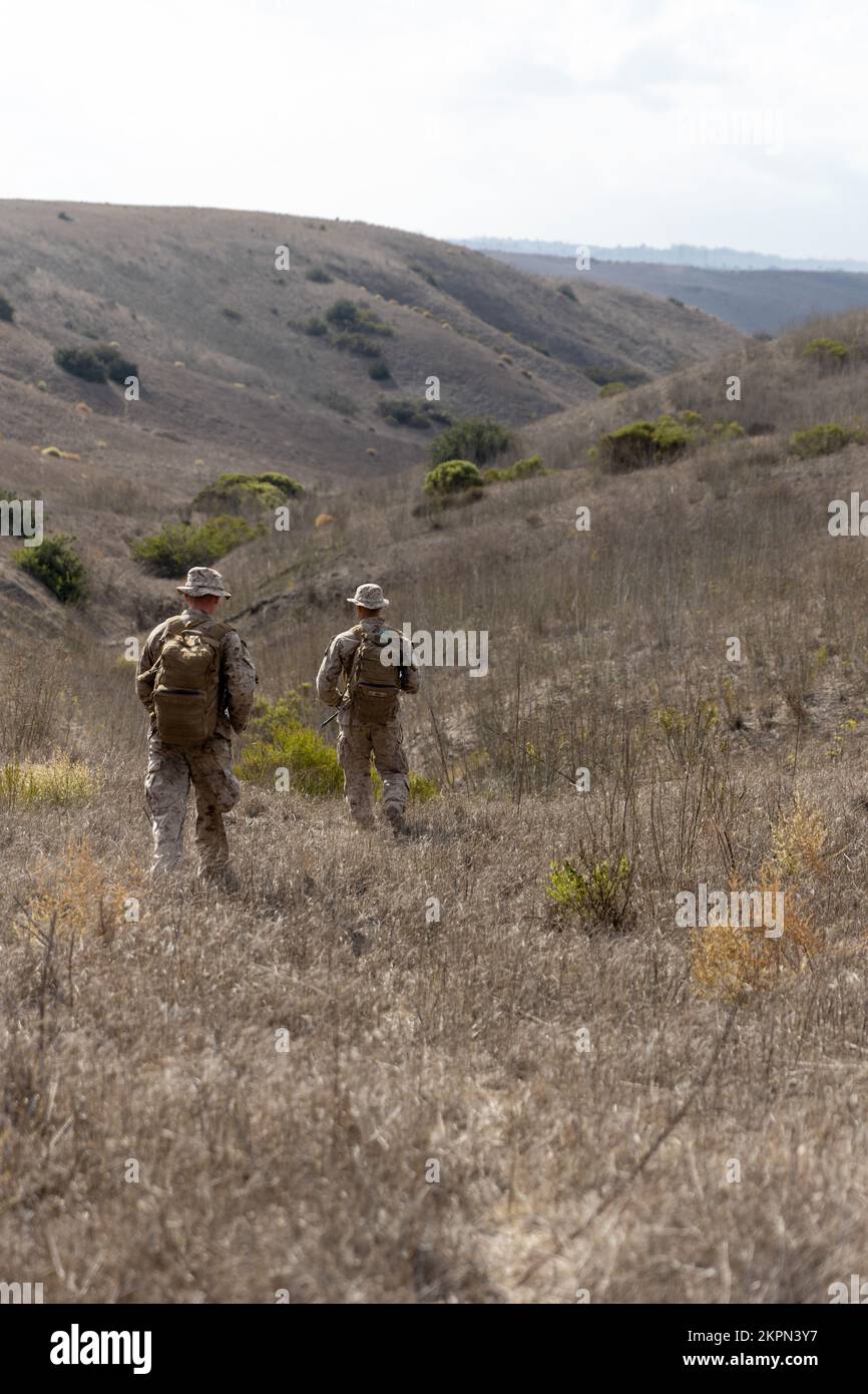 USA Marines mit dem 1.. Funkbataillon, I Marine Expeditionary Force Information Group, führen Landnavigation während eines taktischen Kurses für Anführer kleiner Einheiten im Marine Corps Basislager Pendleton, Kalifornien, am 1. November 2022 durch. Das 1.. Funkbataillon nahm an der TSULC Teil, um kleinen Einheiten das Vertrauen, Wissen und die Fähigkeit zu geben, ihre Marines in Kampfsituationen besser zu führen. Stockfoto