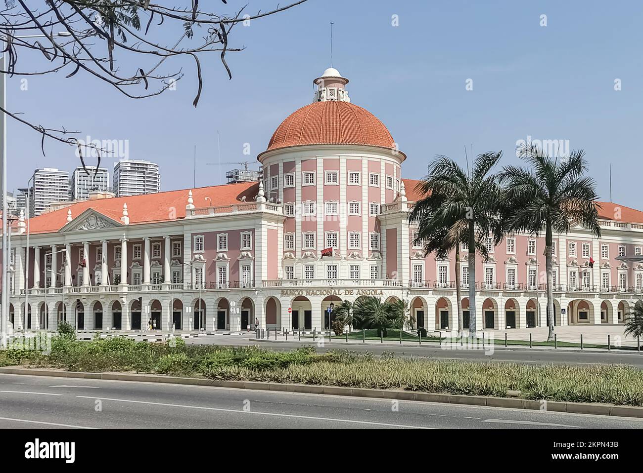 Luanda Angola - 09 17 2022: Blick auf die Luanda Marginal, BNA - Angola National Bank und Münzmuseum Gebäude, Downtown Lifestyle, moderne Wolkenkratzer Stockfoto