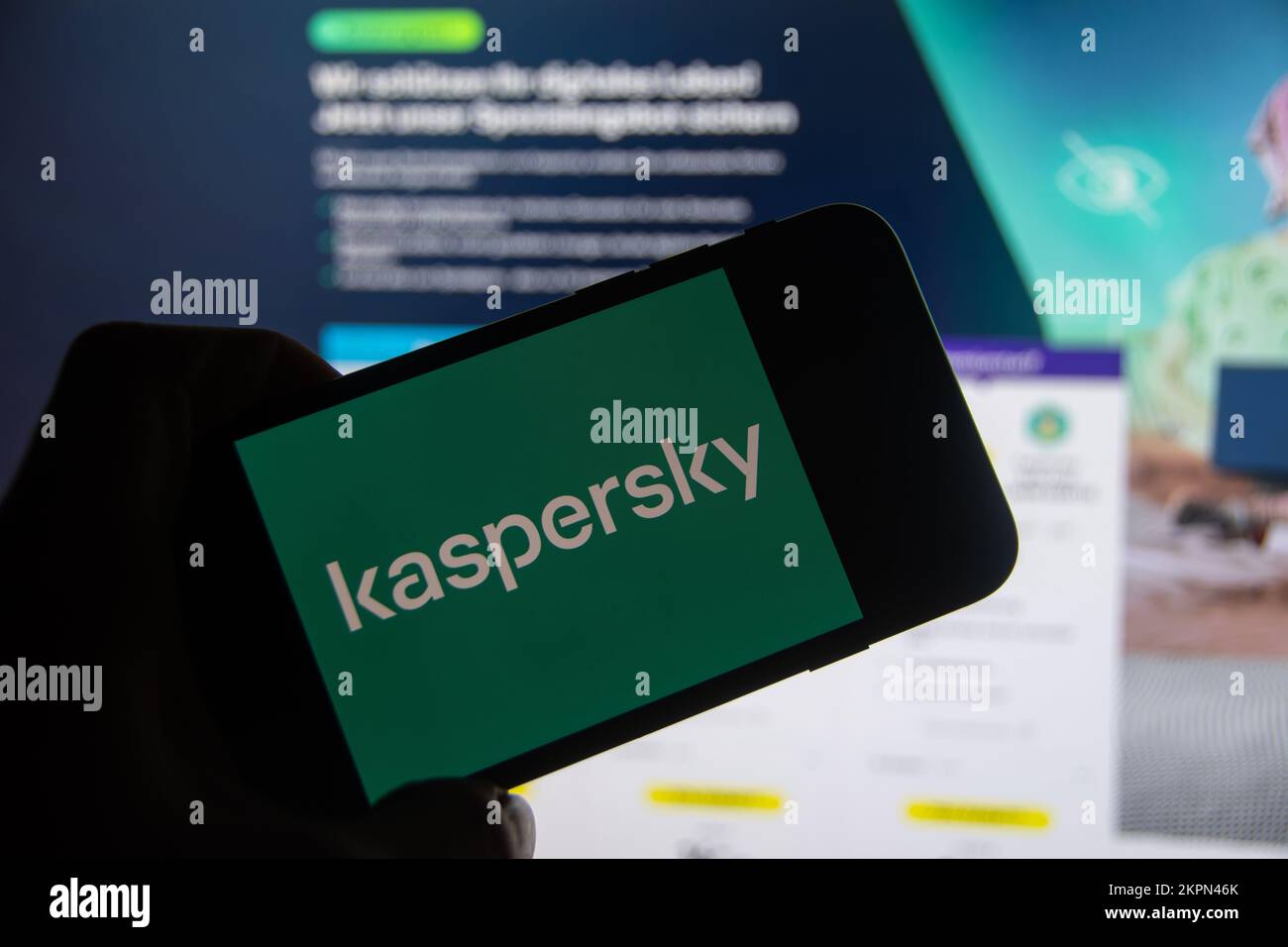 Rheinbach, Deutschland, 28. November 2022, das Markenlogo des Herstellers der Sicherheitssoftware „Kaspersky“ auf dem Display eines Smartphones Stockfoto