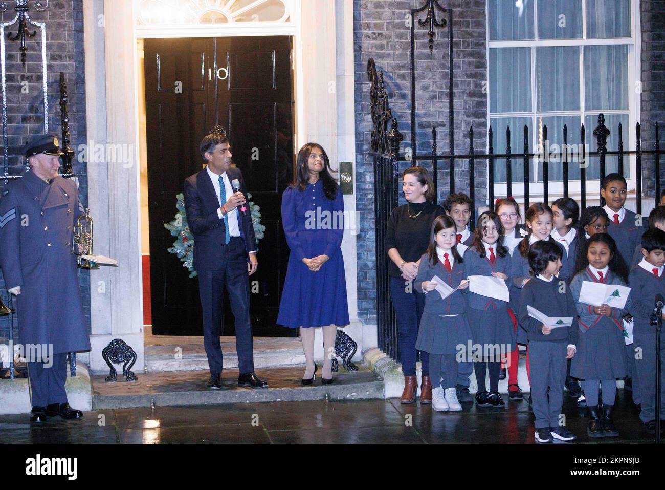 London, Großbritannien. 28.. November 2022. Premierminister Rishi Sunak schaltet die Weihnachtslichter in der Downing Street ein. Zu ihm gehört seine Frau Akshata Murty, die Tochter von Natayana und Sudha Murty. Lokale Schulkinder singen Weihnachtslieder. Kredit: Mark Thomas/Alamy Live News Stockfoto