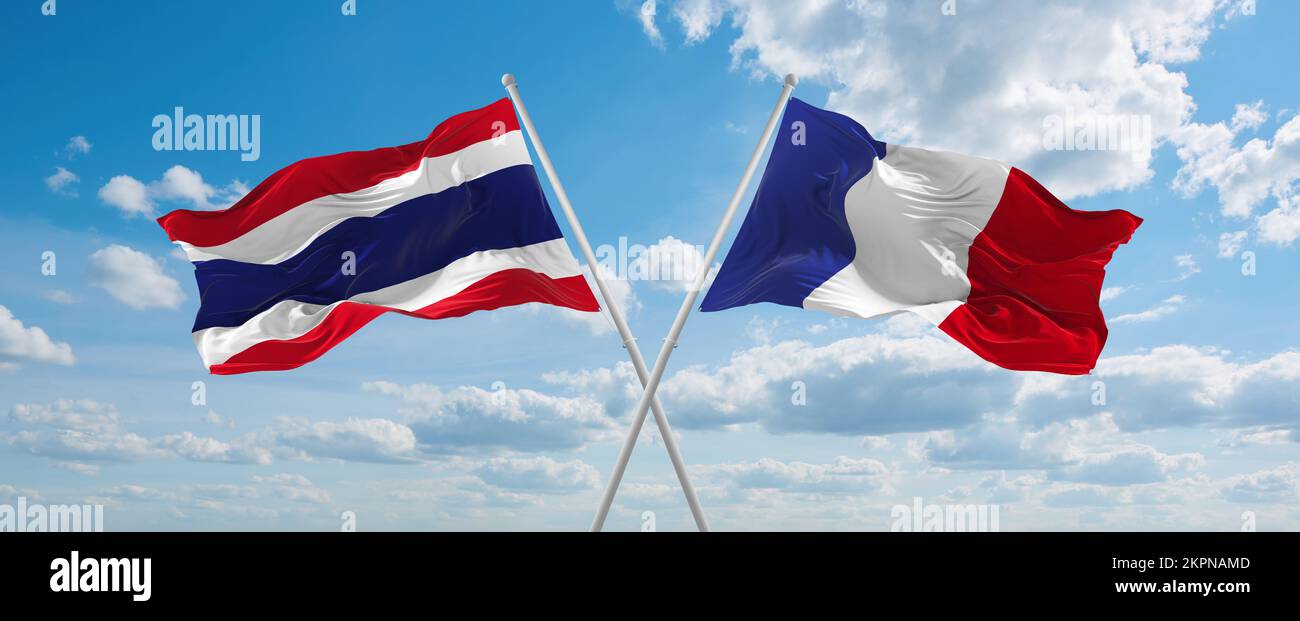 Zwei überkreuzte Flaggen Frankreich und Thailand winken im Wind am bewölkten Himmel. Beziehungskonzept, Dialog, Reisen zwischen zwei Ländern. 3D Abbildung Stockfoto