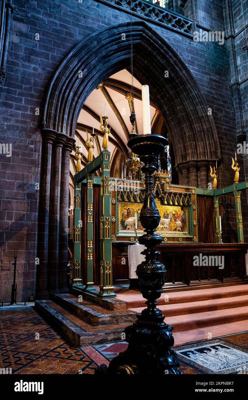 Der Chancel oder Hochaltar und eine Wiederholung in der Chester Cathedral in Chester, England. Stockfoto