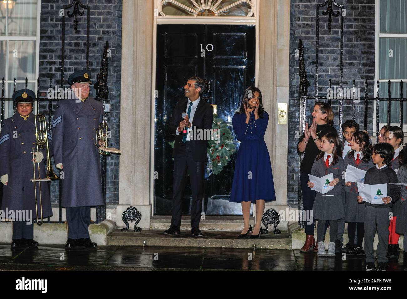 London, Großbritannien. 28.. November 2022. Rishi Sunak, britischer Premierminister, schaltet die Weihnachtsbaumbeleuchtung der Downing Street ein. Er wird von seiner Frau Akshata Murthy begleitet. Nach dem Einschalten singt ein Chor aus einheimischen Schulkindern Weihnachtslieder, während die Gäste eingeladen werden, sich die Show anzusehen. Kredit: Imageplotter/Alamy Live News Stockfoto