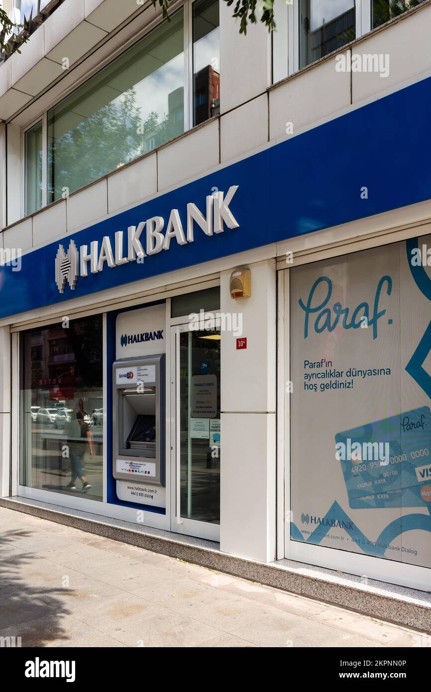 Blick auf die Filiale einer staatlichen Bank in der Türkei. Das Bild wurde auf der Halaskargazi Avenue im Bezirk Sisli in Istanbul aufgenommen. Stockfoto