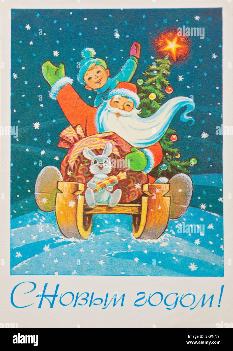 UdSSR-CIRCA 1990: Reproduktion einer antiken Postkarte zeigt einen weihnachtsmann mit einem Jungen, einem Kaninchen und einem weihnachtsbaum auf einem Schlitten: Russischer Text: Happy New Stockfoto