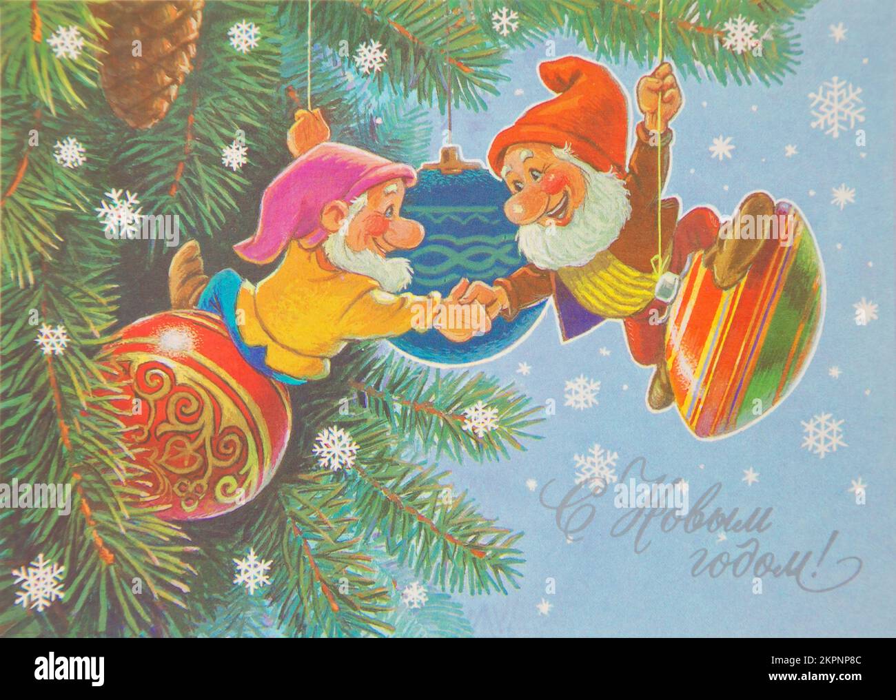 UdSSR-CIRCA 1990: Reproduktion antiker Postkarten zeigt zwei Gnomen und Weihnachtsbälle auf dem Weihnachtsbaum: Russischer Text: Happy New Year: Painter V. Stockfoto
