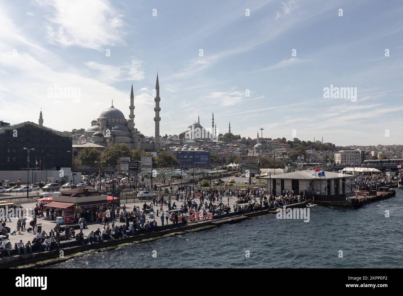 Blick auf viele Menschen in der Gegend von Eminonu in Istanbul. Historische Moscheen namens Yeni und Yavuz Sultan Selim sind zu sehen. Es ist ein sonniger Sommertag. Stockfoto