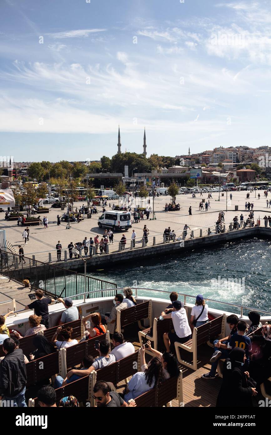 Blick auf Touristen auf dem Bosporus und dem Uskudar-Platz auf der asiatischen Seite von Istanbul. Es ist ein sonniger Sommertag. Stockfoto