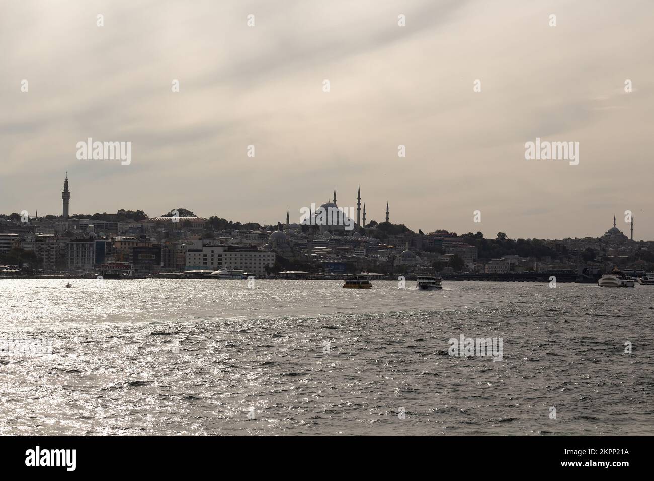 Blick auf Boote auf dem Goldenen Horn am Bosporus in Istanbul. Im Hintergrund befindet sich die historische Altstadt Eminonu. Wunderschöne Szene. Stockfoto