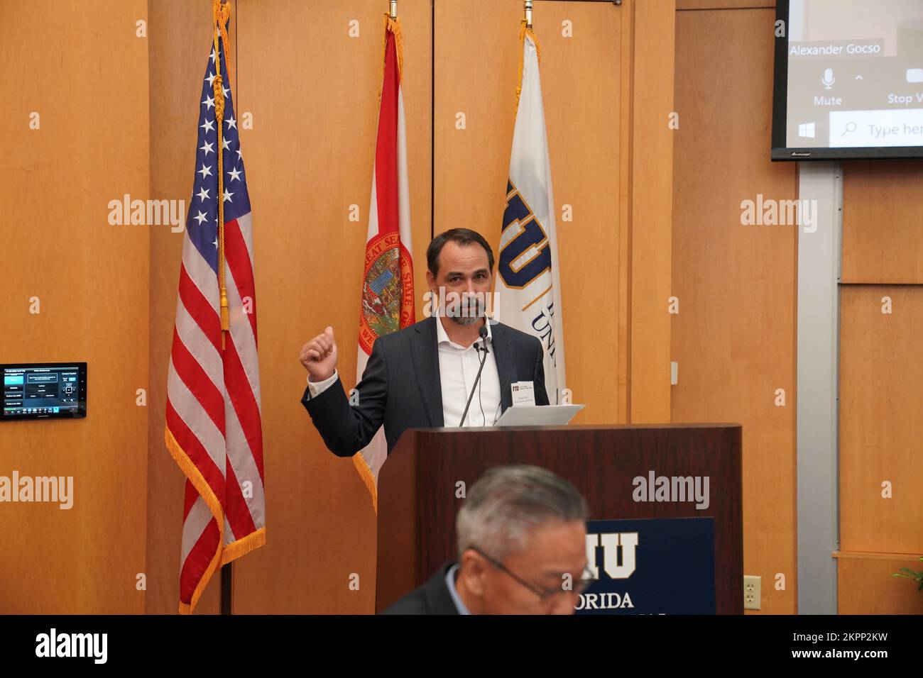 MIAMI (2. Nov. 2022) – Dr. Shlomi Dinar, Interim Dean, Steven J. Green School of International and Public Affairs, Florida International University, gibt Schlussworte bei einer SOUTHCOM-Florida International University (FIU), die eine Konferenz zum Thema illegale, ungemeldete und unregulierte Fischerei (IUU) auf dem Campus der Universität veranstaltete. Am 2. November trafen hochrangige Vertreter der US-Regierung und Fachexperten aus den Bereichen Regierung, gemeinnützige Organisationen, Zivilgesellschaft, Wissenschaft und Privatwirtschaft zusammen, um den Kampf gegen die IUU-Fischerei zu erörtern, die die weltweite Nahrungsmittel- und Wirtschaftssicherheit gefährdet. (Foto von Stockfoto