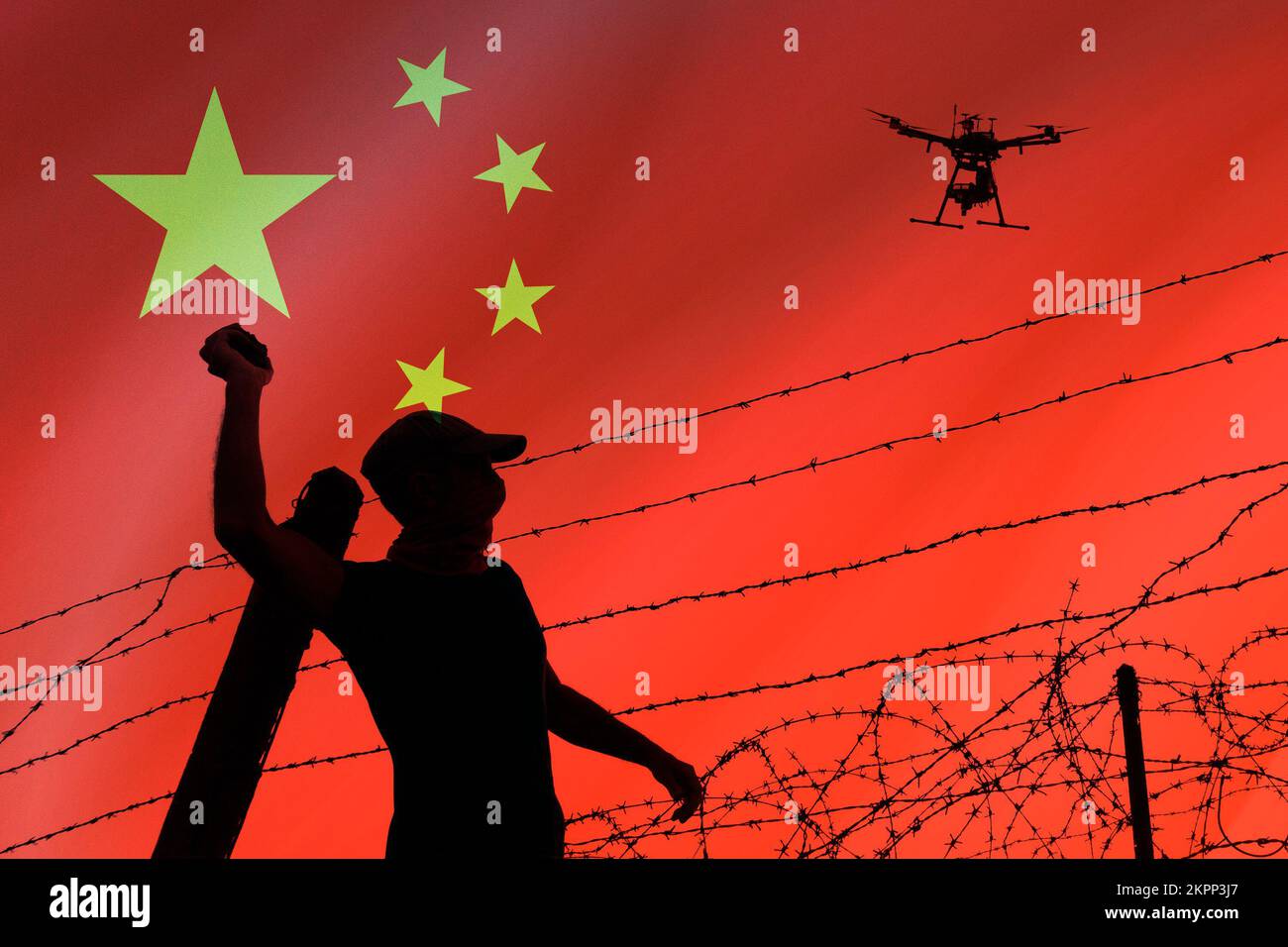 Chinesische Flagge und Drohne hinter Stacheldrahtzaun. China-Protest, Demonstranten, mutige Abriegelung... Konzept Stockfoto