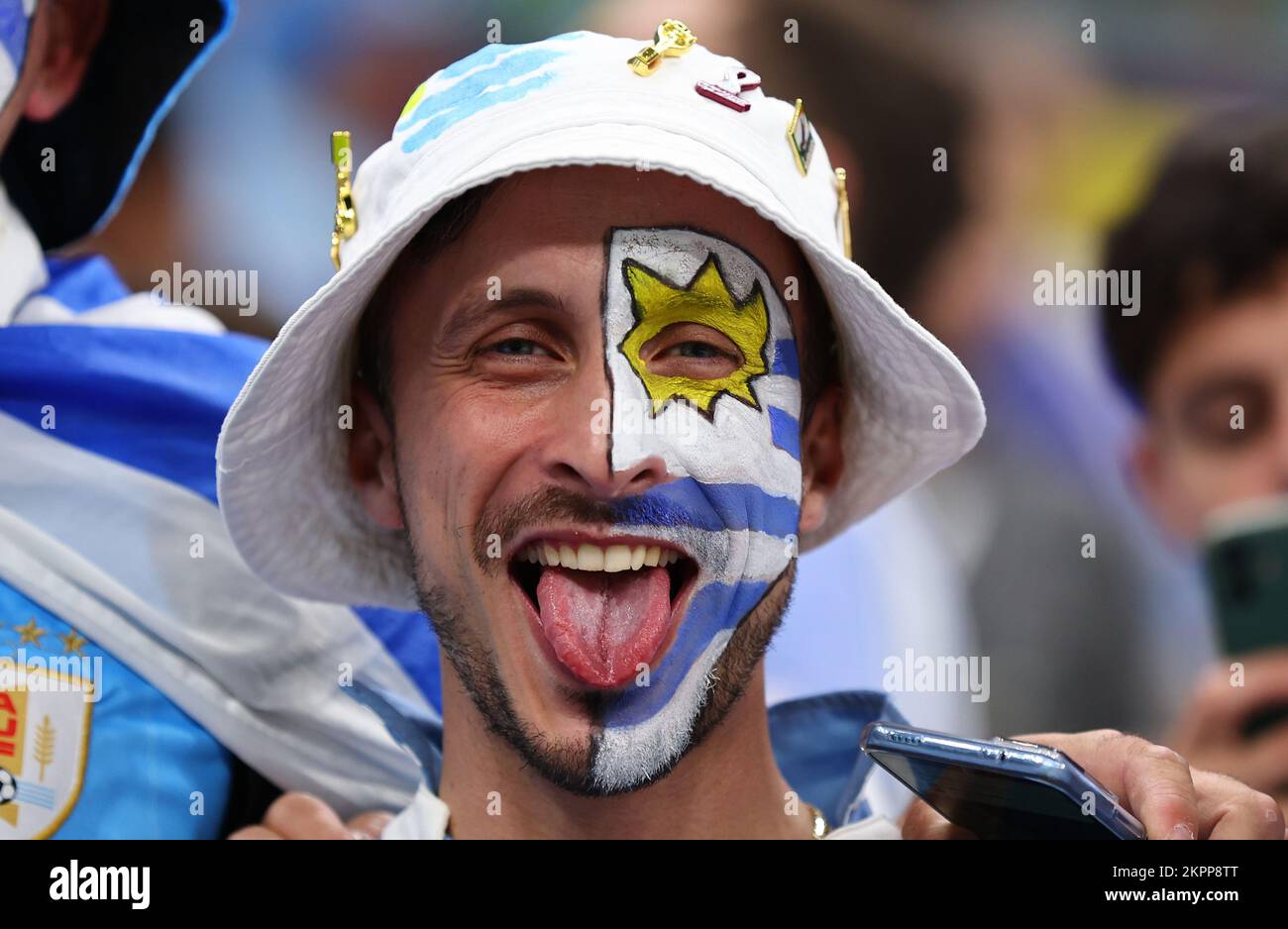 Doha, Katar, 28.. November 2022. Uruguay-Fan mit bemaltem Gesicht während des Spiels der FIFA-Weltmeisterschaft 2022 im Lusail Stadium, Doha. Der Bildausdruck sollte lauten: David Klein/Sportimage Stockfoto