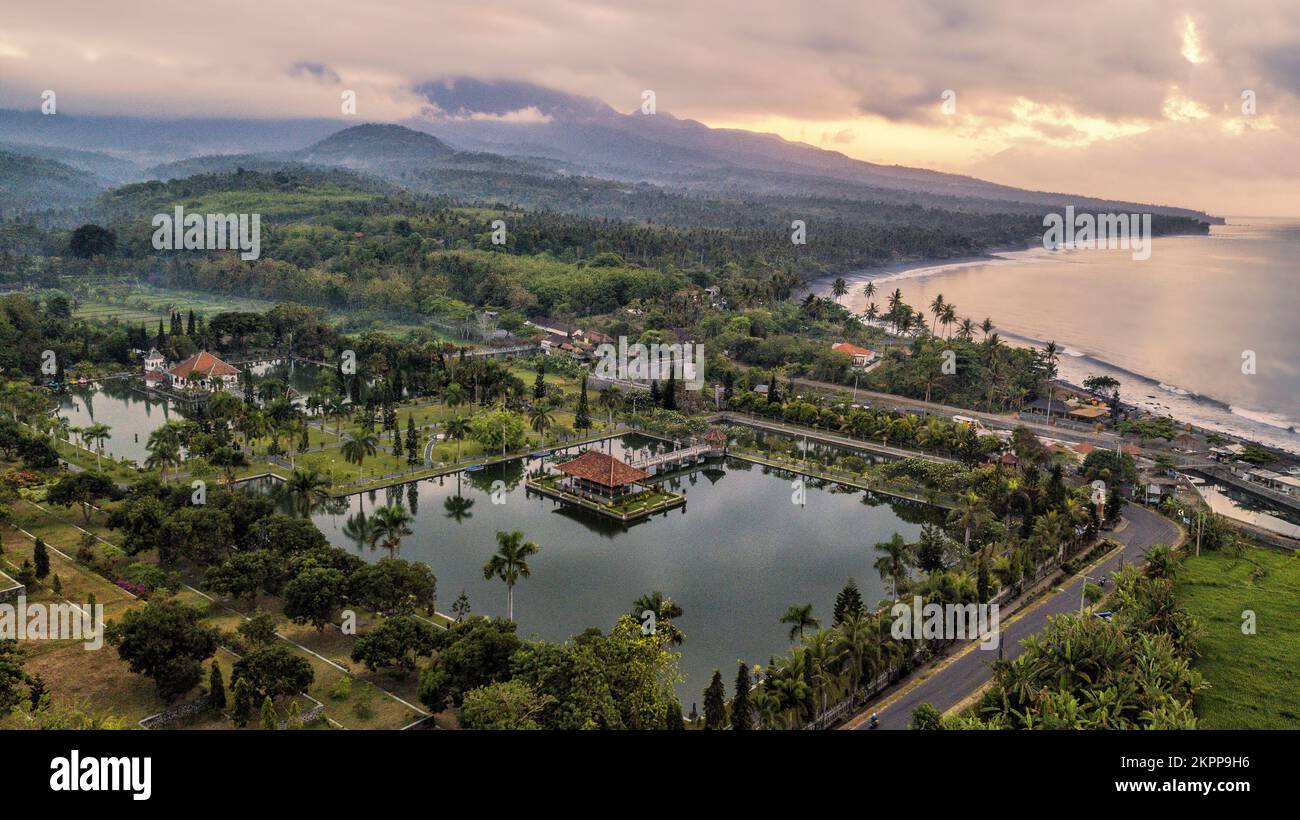 Luftaufnahme des Taman Ujung Wasserpalastes bei Sonnenaufgang, Karangasem, Bali, Indonesien Stockfoto