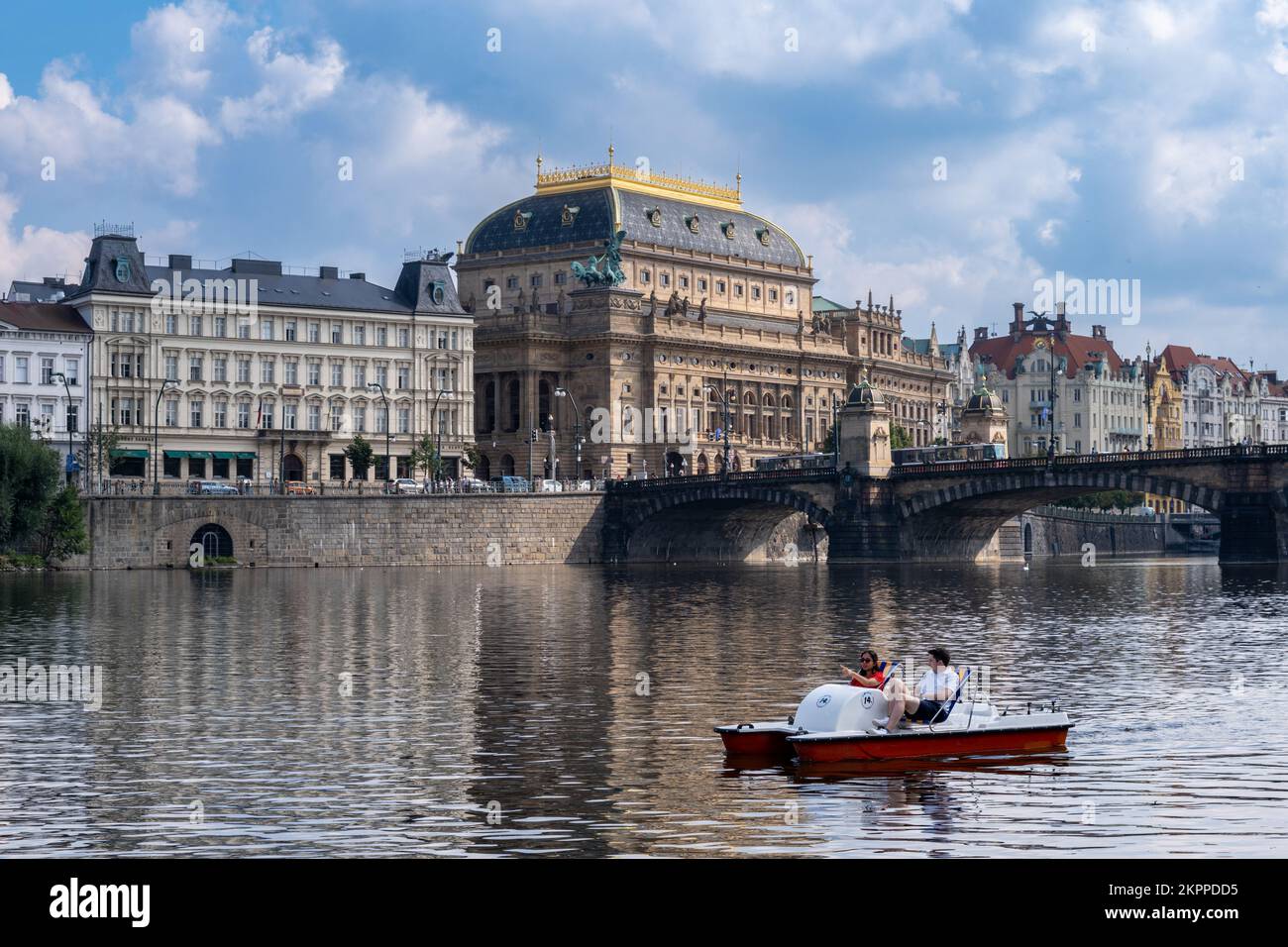 Prag, Tschechische Republik - 5. September 2022: Nationaltheater am Ufer der Moldau Stockfoto