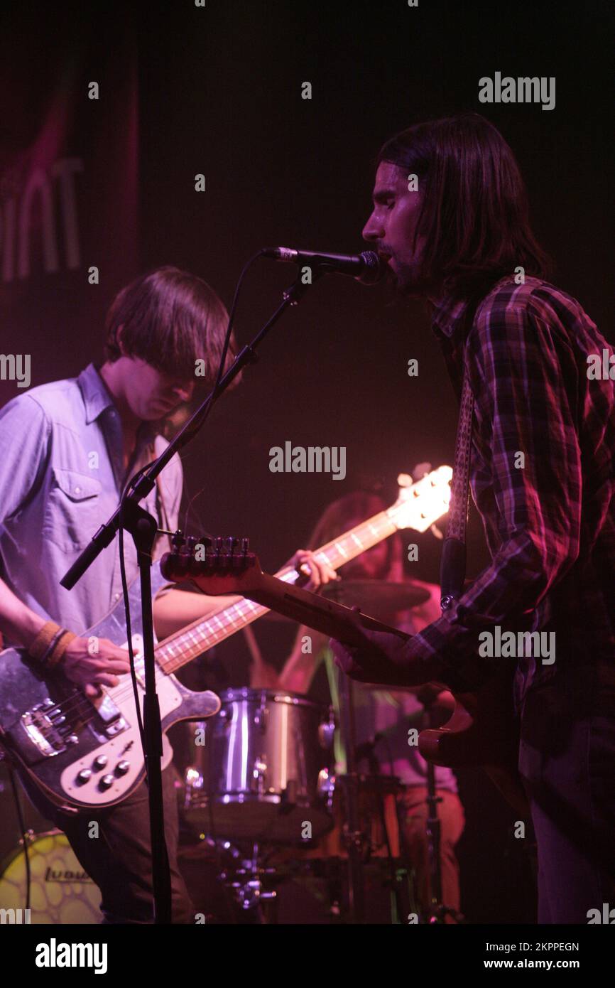 DEAD MEADOW, KONZERT, 2007: Jason Simon, Sänger und Gitarrist mit der renommierten US-amerikanischen Psychedelic-Rock-Band DEAD MEADOW, bei einem Low-Key-Auftritt für das Green man Festival at the Point, Cardiff, 16. August 2007. Foto: ROB WATKINS. INFO: Dead Meadow ist eine US-amerikanische Psychedelic-Rock-Band, die 1998 in Washington, D.C. gegründet wurde und für ihren schweren, fuzz-geladenen Sound und ihre mystischen Texte bekannt ist. Sie verschmelzen Elemente aus Stoner Rock und Neo-Psychedelia und erlangten mit Alben wie „Shivering King and Others“ und „Feathers“ Bekanntheit. Stockfoto