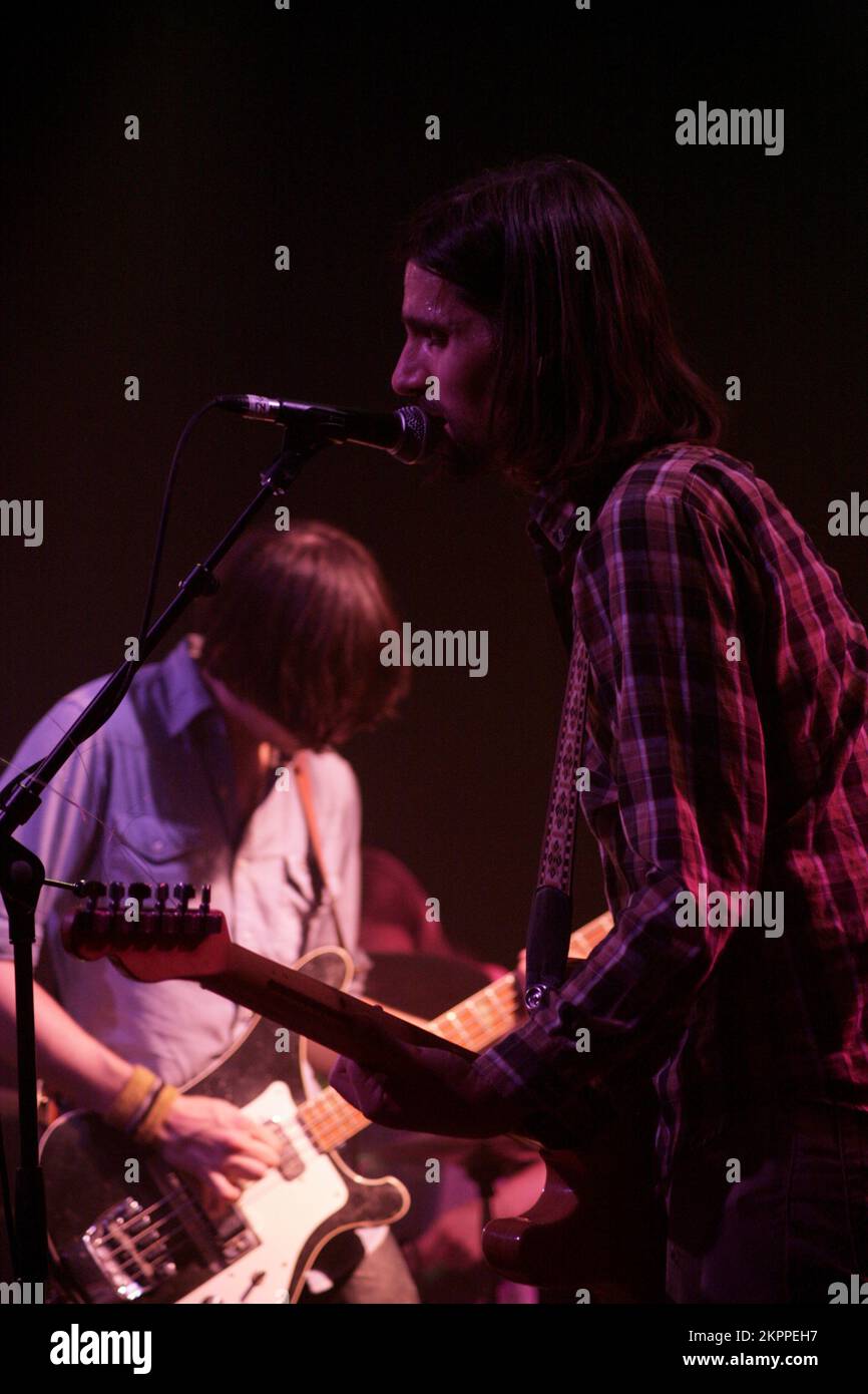 DEAD MEADOW, KONZERT, 2007: Jason Simon, Sänger und Gitarrist mit der renommierten US-amerikanischen Psychedelic-Rock-Band DEAD MEADOW, bei einem Low-Key-Auftritt für das Green man Festival at the Point, Cardiff, 16. August 2007. Foto: ROB WATKINS. INFO: Dead Meadow ist eine US-amerikanische Psychedelic-Rock-Band, die 1998 in Washington, D.C. gegründet wurde und für ihren schweren, fuzz-geladenen Sound und ihre mystischen Texte bekannt ist. Sie verschmelzen Elemente aus Stoner Rock und Neo-Psychedelia und erlangten mit Alben wie „Shivering King and Others“ und „Feathers“ Bekanntheit. Stockfoto