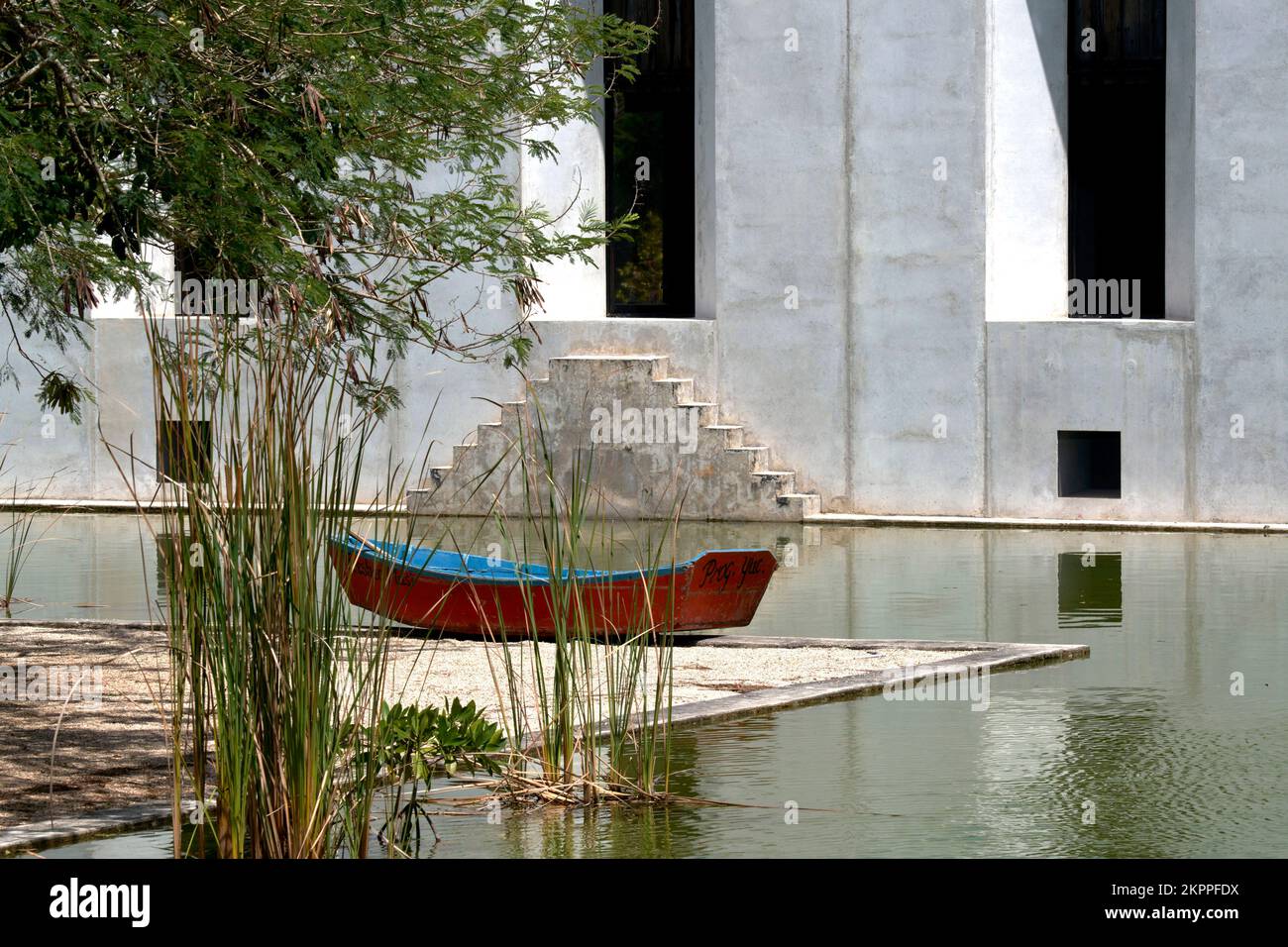 Blick auf den zentralen See. Plantel Matilde, Merida, Mexiko. Architekt: Javier Marín und Arcadio Marín, 2018. Stockfoto