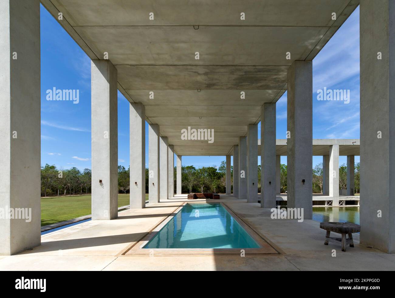 Blick auf den Pool. Plantel Matilde, Merida, Mexiko. Architekt: Javier Marín und Arcadio Marín, 2018. Stockfoto