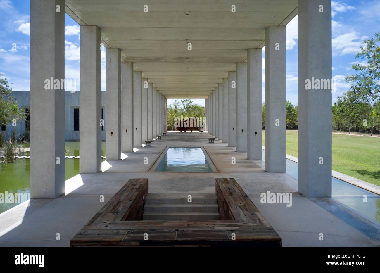 Blick auf den Pool. Plantel Matilde, Merida, Mexiko. Architekt: Javier Marín und Arcadio Marín, 2018. Stockfoto